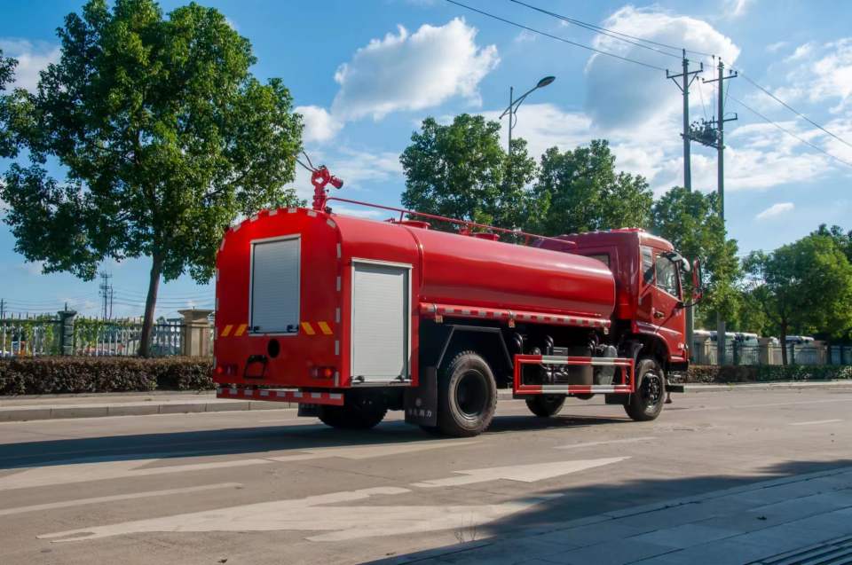 東風(fēng)四驅(qū)10噸森林消防灑水車(chē)