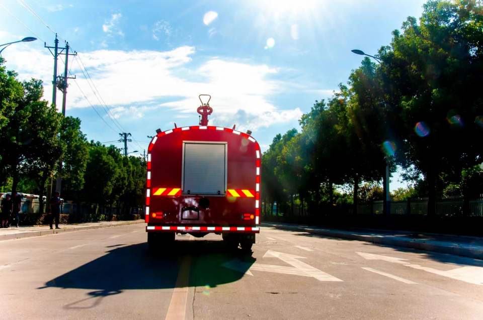 東風(fēng)四驅(qū)10噸森林消防灑水車(chē)