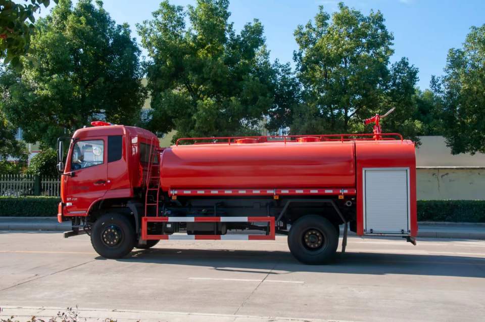 東風(fēng)四驅(qū)10噸森林消防灑水車(chē)