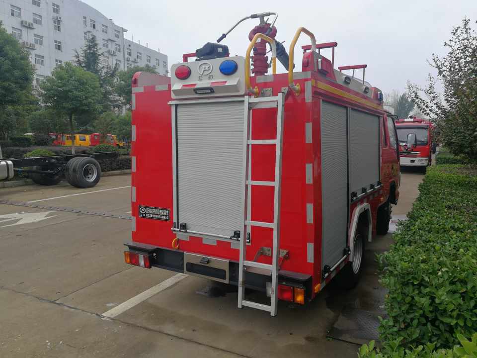 藍(lán)牌1噸五十鈴水罐消防車(chē)