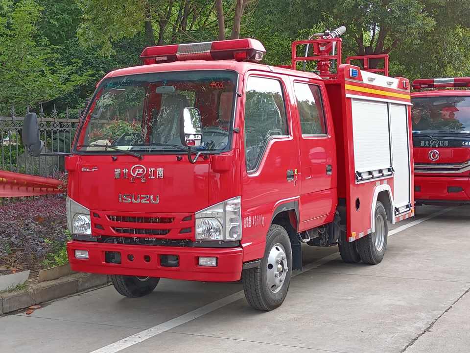 藍(lán)牌1噸五十鈴水罐消防車(chē)