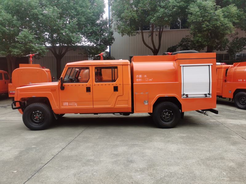 1.5噸四驅雙排森林滅火消防灑水車